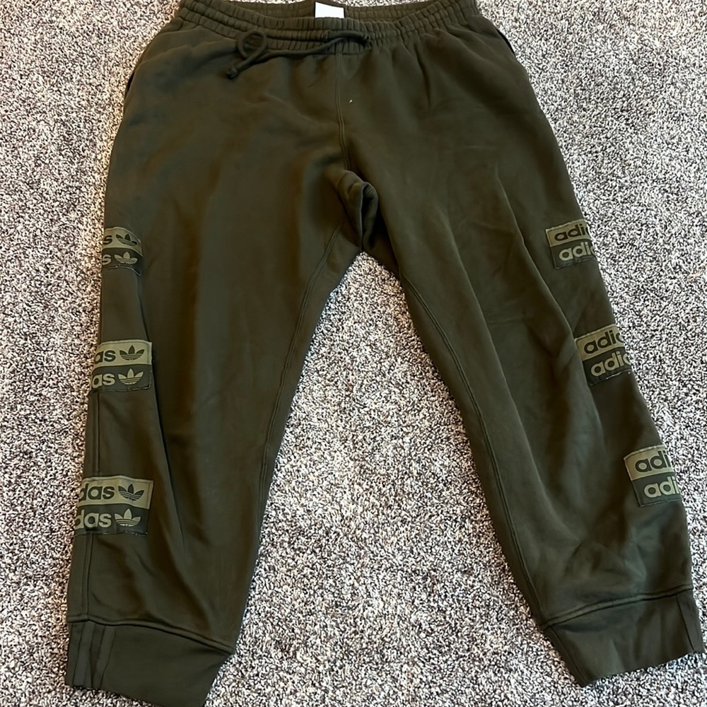 Adidas’s sweats dark green.
